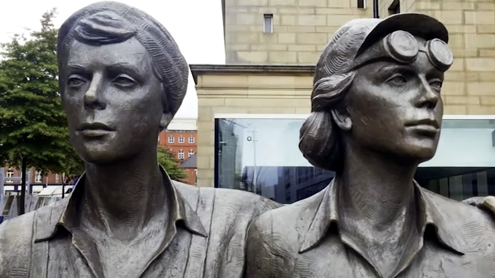 Women of Steel statue, Barkers Pool